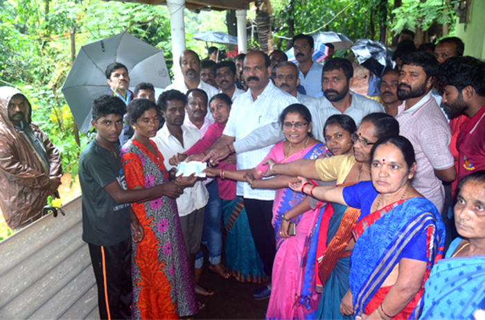 ನೀರಿನಲ್ಲಿ ಯುವಕ ಕೊಚ್ಚಿ ಹೋದ ಪ್ರಕರಣ: ಕುಟುಂಬಸ್ಥರಿಗೆ 5 ಲಕ್ಷ ರೂ. ಚೆಕ್ ವಿತರಣೆ