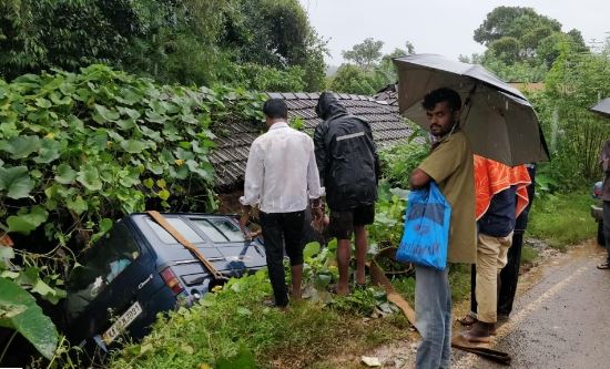 ಕಳಸ: ಮನೆಯ ಗೋಡೆಗೆ ಢಿಕ್ಕಿಯಾದ ಕಾರು; ಸಣ್ಣಪುಟ್ಟ ಗಾಯಗಳೊಂದಿಗೆ ಪಾರಾದ ಪ್ರವಾಸಿಗರು