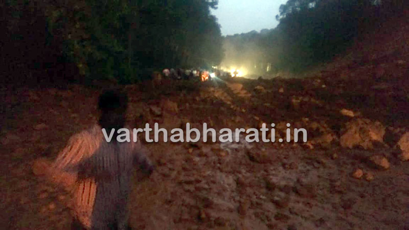 ನೆಲ್ಯಾಡಿ: ರಾಷ್ಟ್ರೀಯ ಹೆದ್ದಾರಿ ಸಮೀಪ ಗುಡ್ಡ ಕುಸಿತ; ಸಂಚಾರಕ್ಕೆ ತೊಡಕು