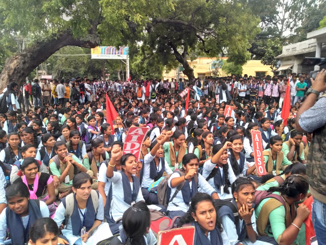 ಮೈಸೂರು: ಉಚಿತ ಬಸ್ ಪಾಸ್‍ಗೆ ಒತ್ತಾಯಿಸಿ ಶಾಲಾ-ಕಾಲೇಜ್ ಬಂದ್ ಮಾಡಿ ಪ್ರತಿಭಟನೆ