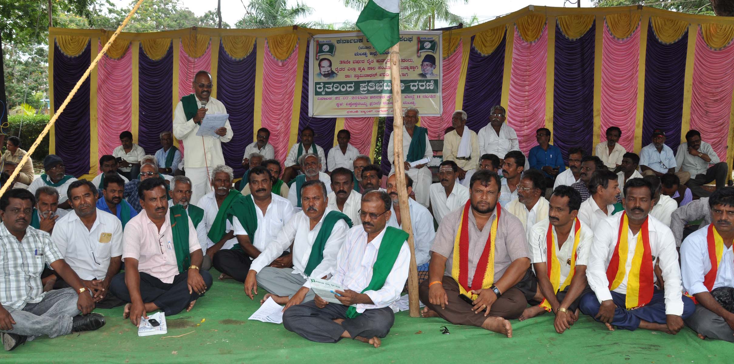 ಮಂಡ್ಯ: ರೈತ ಹುತಾತ್ಮ ದಿನದ ಅಂಗವಾಗಿ ವಿವಿಧ ಬೇಡಿಕೆ ಈಡೇರಿಕೆಗೆ ಒತ್ತಾಯಿಸಿ ಧರಣಿ