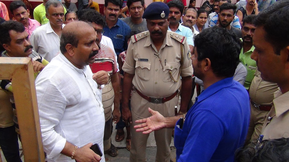 ಕಡಿಯಾಳಿ ದೇವಳದ ಗೇಟು ವಿವಾದ: ಶಾಸಕರಿಂದ ವಾಗ್ವಾದ