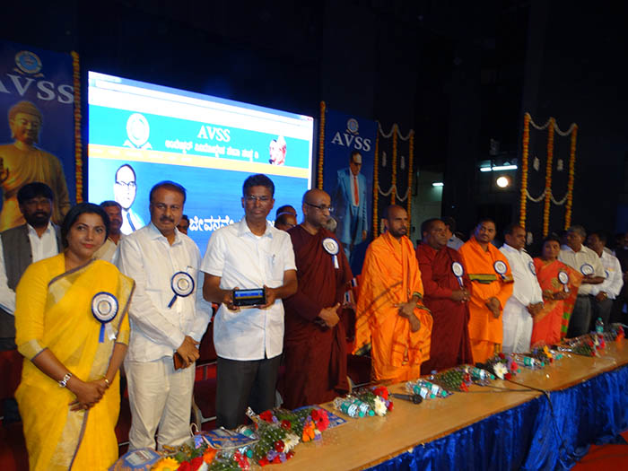 ಆಳುವ ಸರ್ಕಾರಗಳು ಸಮುದಾಯ ಭವನಗಳನ್ನು ನಿರ್ಮಿಸಿ ರಾಜಕೀಯ ಲಾಭ ಪಡೆಯುತ್ತಿದೆ: ಶಾಸಕ ಸತೀಶ್ ಜಾರಕಿಹೊಳಿ