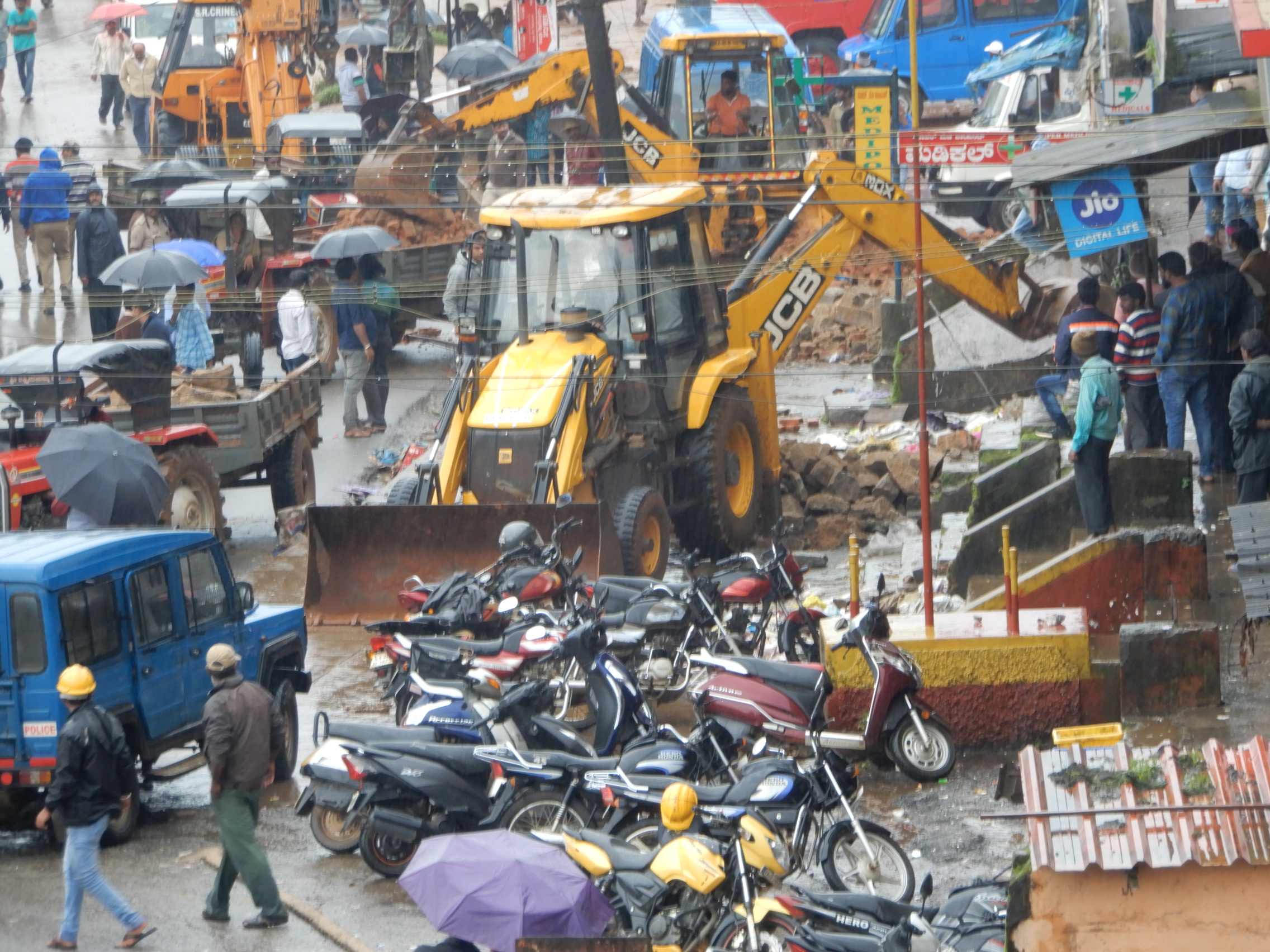 ಸಕಲೇಶಪುರ: ತಾಲೂಕು ಆಡಳಿತದಿಂದ ಮುಖ್ಯ ರಸ್ತೆ ತೆರವು ಕಾರ್ಯಾಚರಣೆಗೆ ಚಾಲನೆ