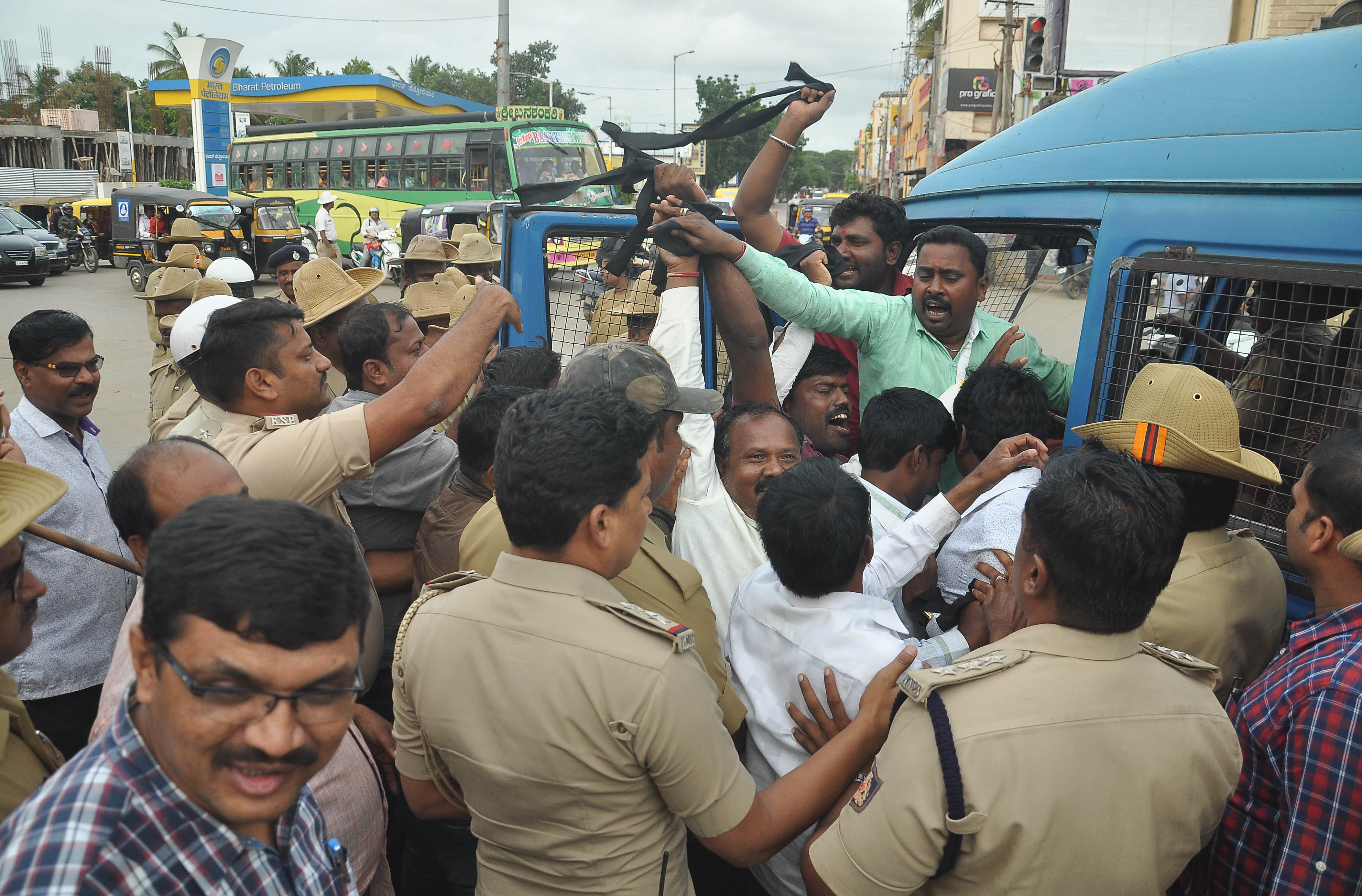 ದಾವಣಗೆರೆ: ಕೇಂದ್ರ ಸಚಿವ ಹೆಗಡೆ ವಿರುದ್ಧ ದಲಿತರಿಂದ ಪ್ರತಿಭಟನೆ; 40ಕ್ಕೂ ಅಧಿಕ ಮಂದಿಯ ಬಂಧನ