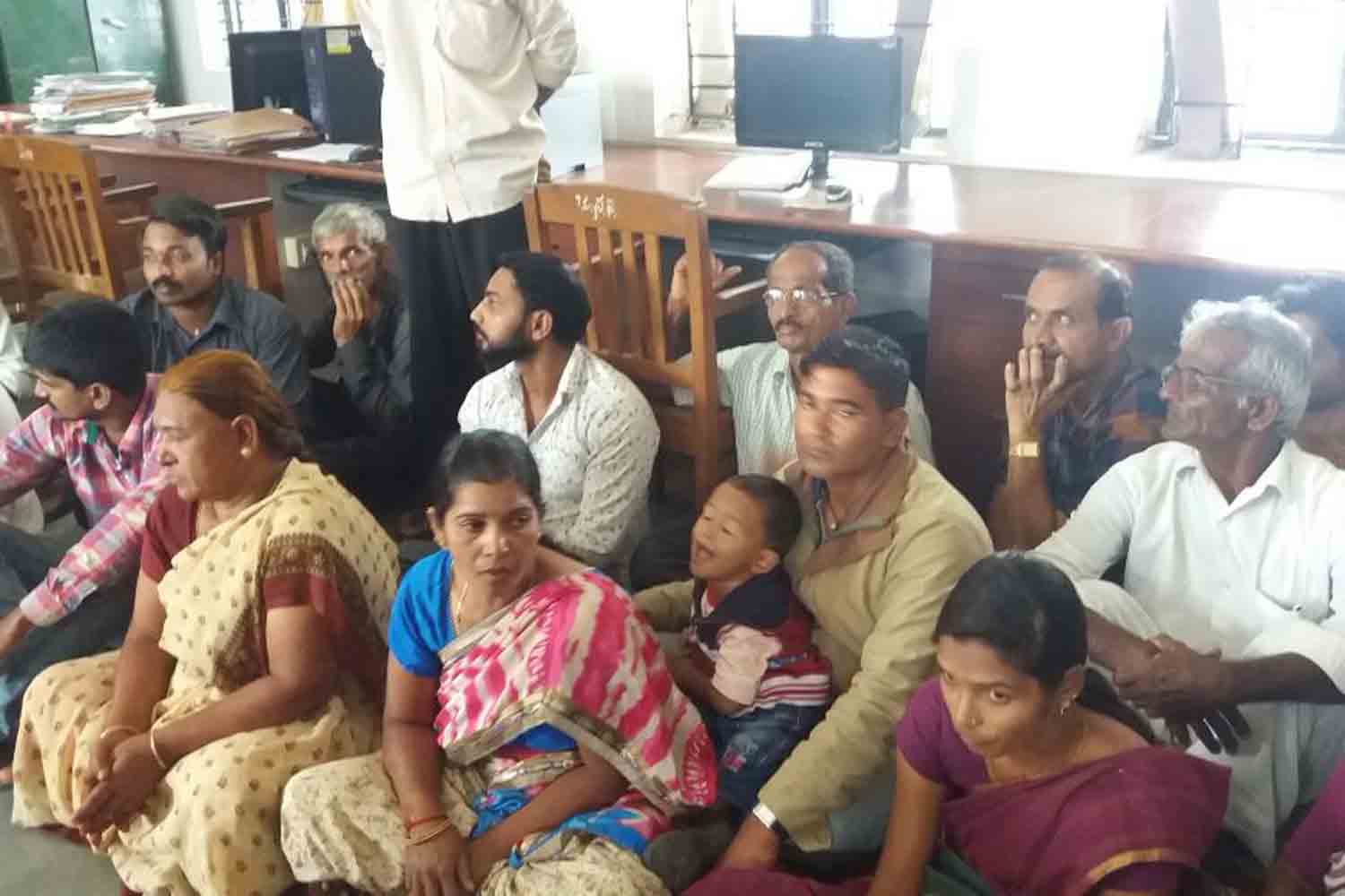 ಶಿವಮೊಗ್ಗ: ವಿಷದ ಬಾಟಲಿ, ಹಗ್ಗದೊಂದಿಗೆ ಸರ್ಕಾರಿ ಕಚೇರಿಗೆ ಆಗಮಿಸಿದ ಮುಳುಗಡೆ ಸಂತ್ರಸ್ತರು