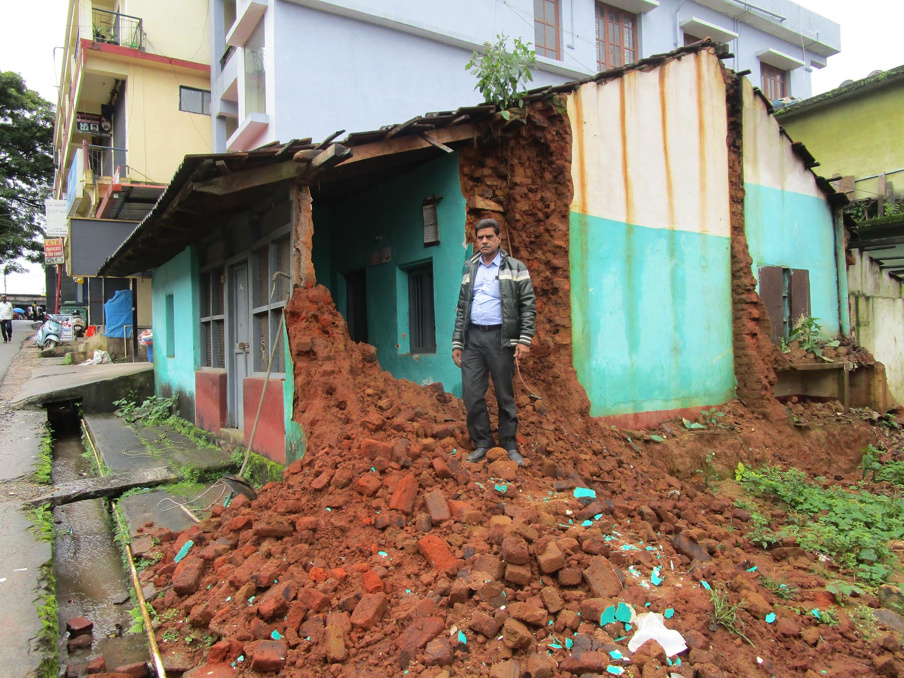 ಮೂಡಿಗೆರೆ: ನಿರಂತರ ಮಳೆಗೆ ಮನೆ ಗೋಡೆ ಕುಸಿತ