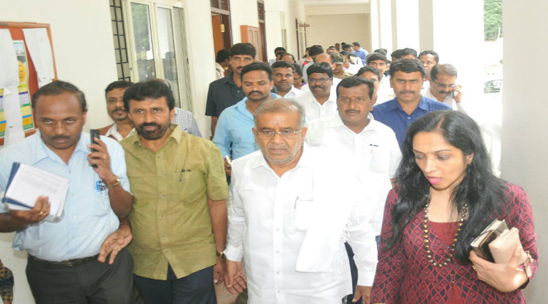 ಮೈಸೂರು: ಮಹಾರಾಣಿ ಕಾಲೇಜ್ ಗೆ ಸಚಿವ ಜಿ.ಟಿ ದೇವೇಗೌಡ ಭೇಟಿ; ಸಮಸ್ಯೆ ಬಿಚ್ಚಿಟ್ಟ ವಿದ್ಯಾರ್ಥಿಗಳು