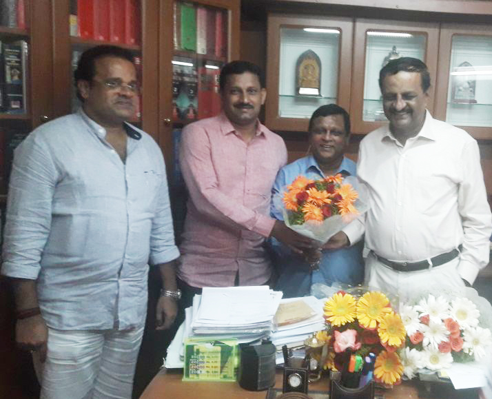 ಹೆಚ್.ಎಸ್.ಚಂದ್ರಮೌಳಿ ಅವರನ್ನು ಅಭಿನಂದಿಸಿದ ಟಿ.ಪಿ.ರಮೇಶ್