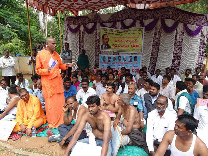 ಮೈಸೂರು: ದಲಿತರ ಭೂಮಿ ಉಳಿವಿಗಾಗಿ ಅರೆಬೆತ್ತಲೆ ಪ್ರತಿಭಟನೆ