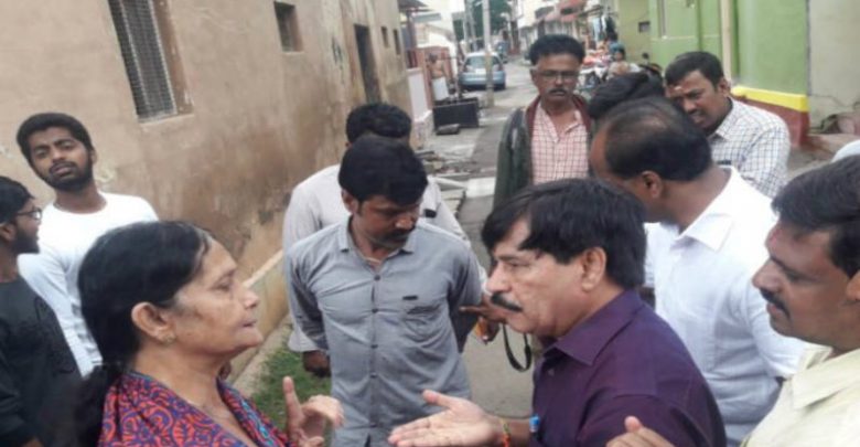 ಮೈಸೂರು: ಶಾಸಕ ರಾಮದಾಸ್‍ರನ್ನು ತರಾಟೆಗೆ ತೆಗೆದ ಮಹಿಳೆ; ಸಮಸ್ಯೆ ಪರಿಹಾರಕ್ಕೆ ಒತ್ತಾಯ