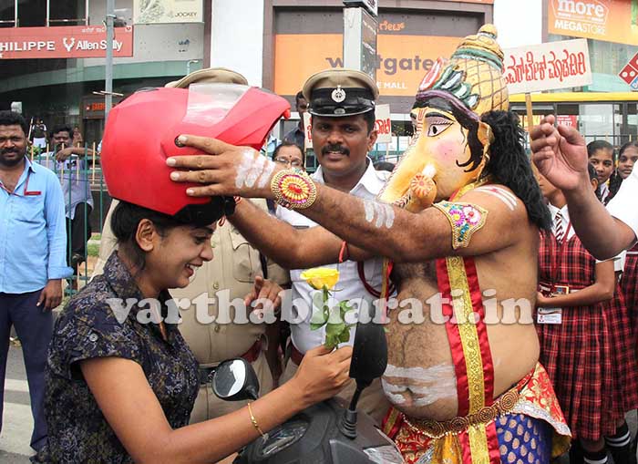 ರಸ್ತೆ ಸಂಚಾರ ನಿಯಮ ಉಲ್ಲಂಘನೆ: ಗಣೇಶನ ವೇಷ ಧರಿಸಿ ಸವಾರರಿಗೆ ಜಾಗೃತಿ
