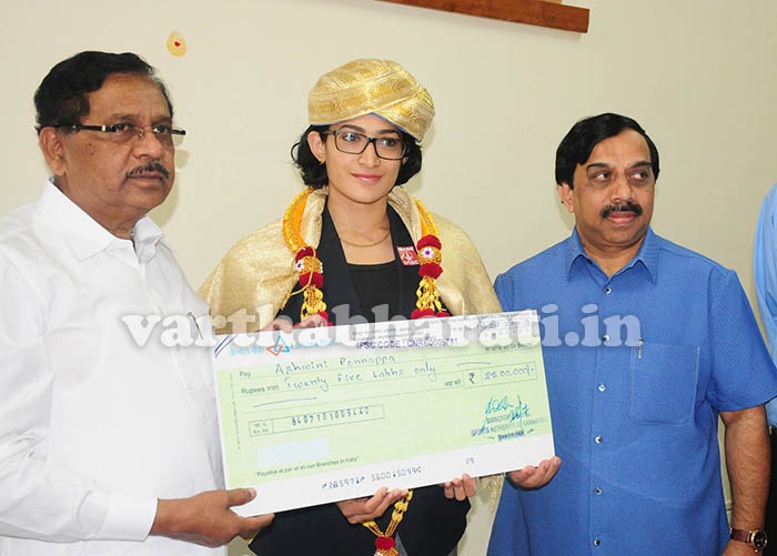 ಅಶ್ವಿನಿ ಪೊನ್ನಪ್ಪಗೆ 33 ಲಕ್ಷ ರೂ. ಚೆಕ್ ವಿತರಿಸಿದ ಡಿಸಿಎಂ ಪರಮೇಶ್ವರ್