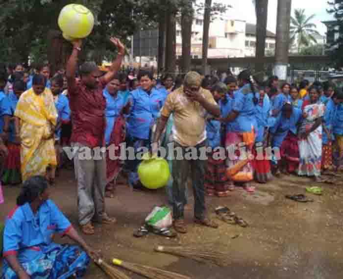 ಹುಬ್ಬಳ್ಳಿ: ಮೈಮೇಲೆ ಮಲ ಸುರಿದು ಪ್ರತಿಭಟನೆ ನಡೆಸಿದ ಪೌರ ಕಾರ್ಮಿಕರು