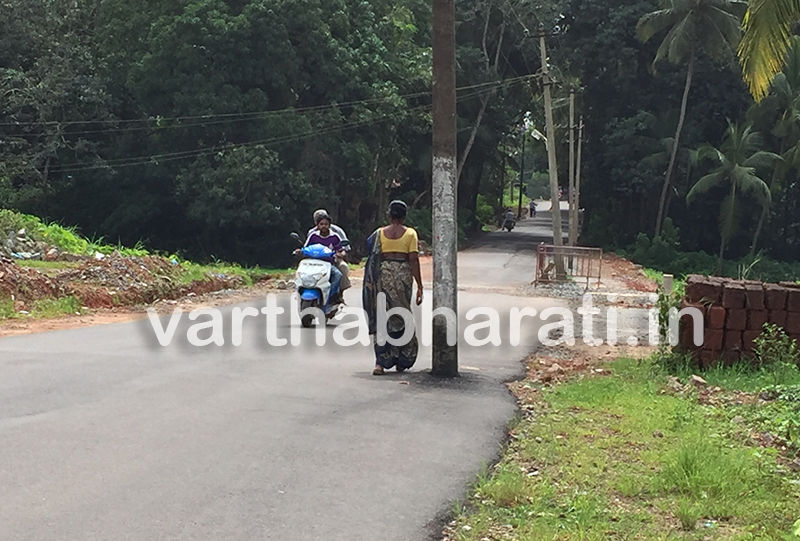 ಹೆಜಮಾಡಿಯಲ್ಲಿ ರಸ್ತೆ ಮಧ್ಯೆ ವಿದ್ಯುತ್ ಕಂಬ !