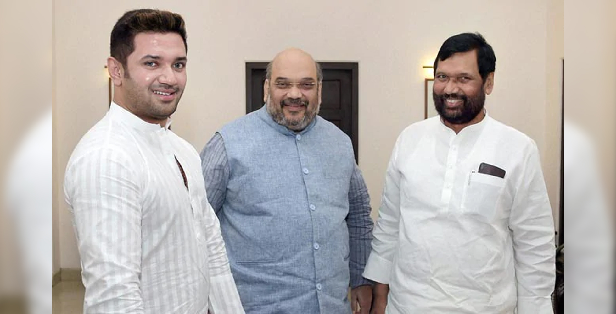 ಎನ್‌ಜಿಟಿ ಅಧ್ಯಕ್ಷರಾಗಿ ನ್ಯಾ.ಗೋಯೆಲ್ ನೇಮಕ ವಿವಾದ: ರಾಮವಿಲಾಸ ಪಾಸ್ವಾನ್,ಪುತ್ರನಿಂದ ಅಂತಿಮ ಎಚ್ಚರಿಕೆ