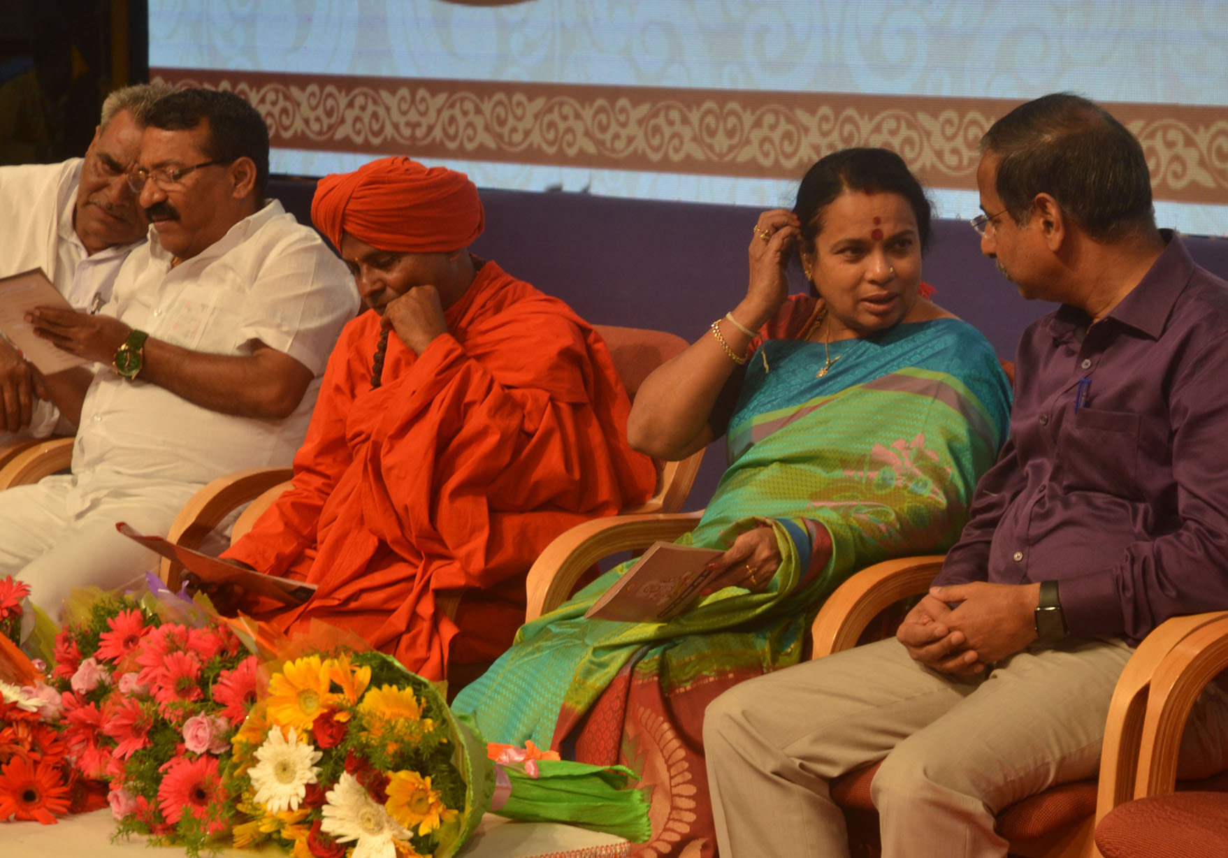 ನಕಲಿ ದೇಶಭಕ್ತರ ಬಗ್ಗೆ ಯುವಜನತೆ ಎಚ್ಚರಿಕೆ ವಹಿಸಲಿ: ಪರಿಷತ್ ಸದಸ್ಯ ಆರ್.ಬಿ ತಿಮ್ಮಾಪುರ