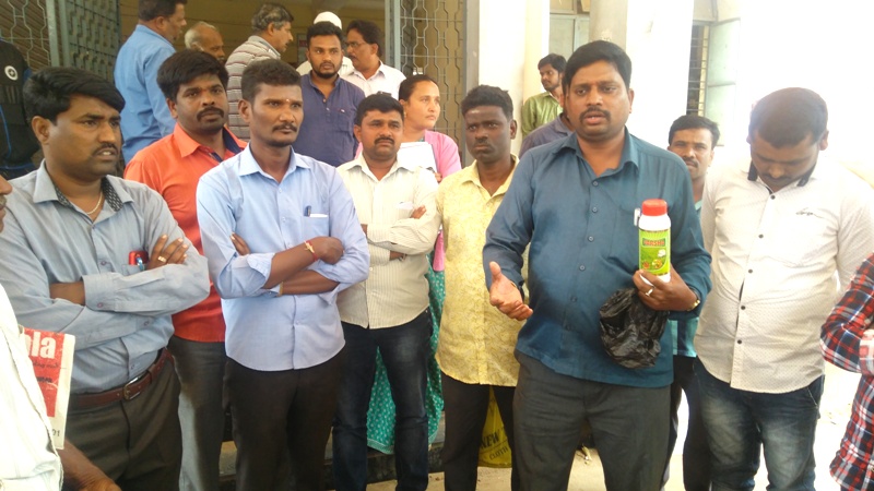 ಕಡೂರು: ವೇತನ ವಿಳಂಬ ಆರೋಪ; ವಿಷದ ಬಾಟಲಿ ಪ್ರದರ್ಶಿಸಿ ಗ್ರಾಮ ಸಹಾಯಕರಿಂದ ಪ್ರತಿಭಟನೆ