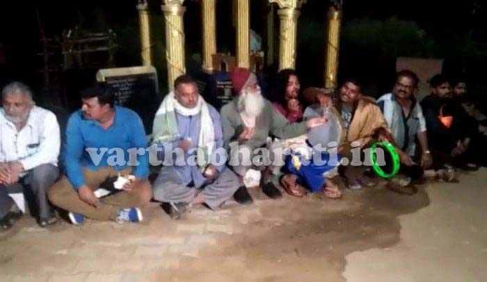 ಗ್ರಹಣದ ಬಗೆಗಿನ ಮೂಢನಂಬಿಕೆ ವಿರುದ್ಧ ಜಾಗೃತಿ: ಸ್ಮಶಾನದಲ್ಲೇ ಊಟ ಮಾಡಿದ ಪ್ರಗತಿಪರರು, ಸಾಹಿತಿಗಳು