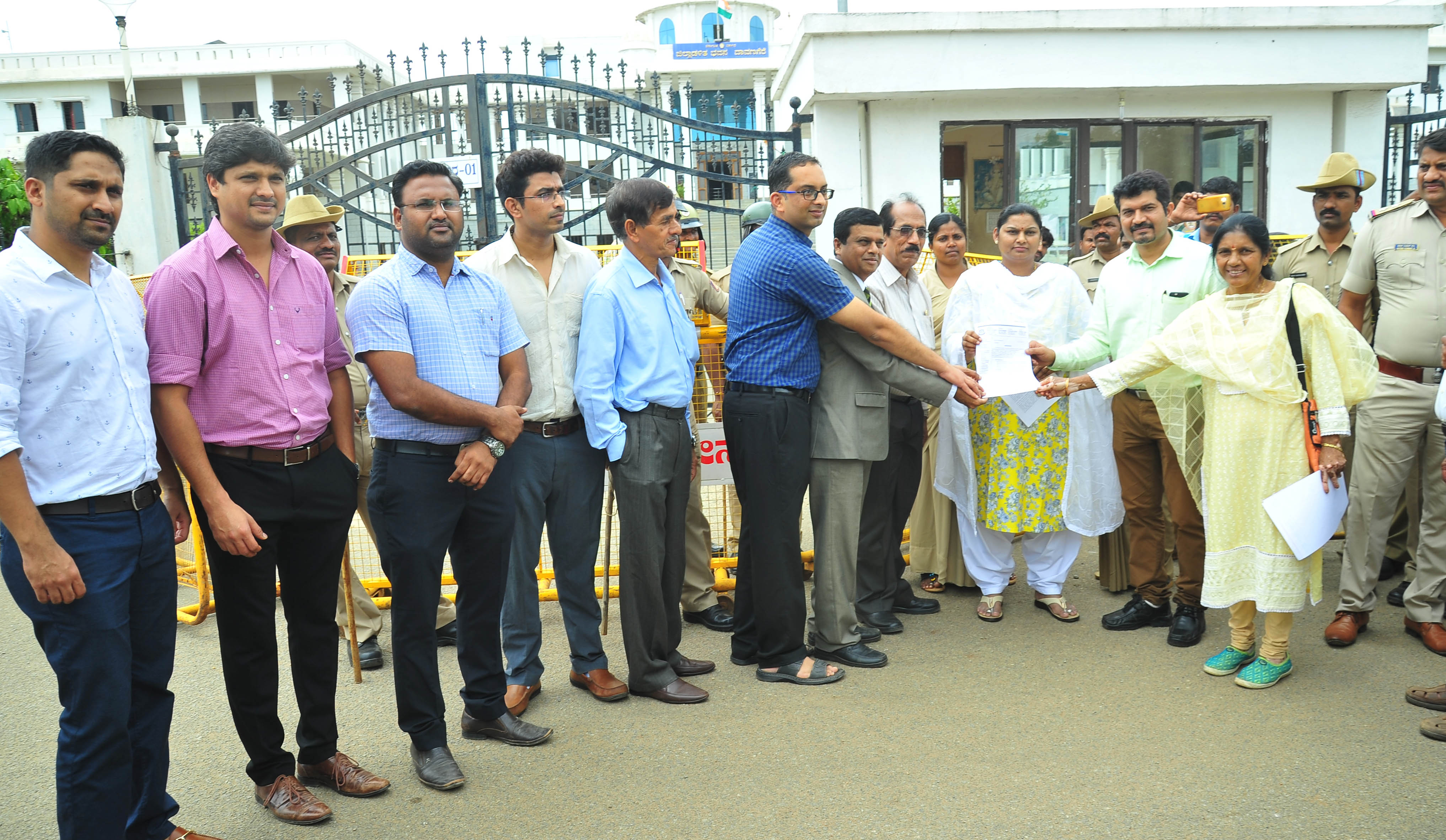 ದಾವಣಗೆರೆ: ಎನ್ಎಂಸಿ ಕಾಯ್ದೆ ವಿರೋಧಿಸಿ ಜಿಲ್ಲಾದ್ಯಂತ ಖಾಸಗಿ ವೈದ್ಯರಿಂದ ಪ್ರತಿಭಟನೆ