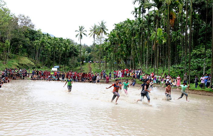 ಕಳಸ: ಶಾಲಾ ಮಕ್ಕಳಿಗೆ ಕೆಸರಿನಲ್ಲಿ ಒಂದು ದಿನ ಕಾರ್ಯಕ್ರಮ