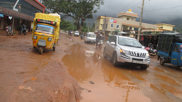ಚಿಕ್ಕಮಗಳೂರು: ಕೆಸರು ಗದ್ದೆಯಂತಾದ ಬಳ್ಳಾವರ-ಕೆಮ್ಮಣ್ಣುಗುಂಡಿ ಮುಖ್ಯರಸ್ತೆ