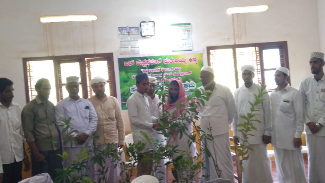 ಕಿನ್ಯದಲ್ಲಿ ಸಸಿ ವಿತರಣೆ ಕಾರ್ಯಕ್ರಮ