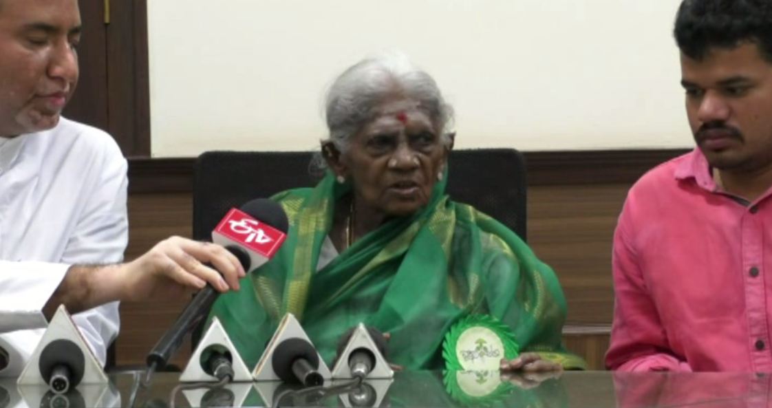 ವೃಕ್ಷಾಂಜಲಿಯಲ್ಲಿ ಮನ ಬಿಚ್ಚಿ ಮಾತನಾಡಿದ ಸಾಲು ಮರದ ತಿಮ್ಮಕ್ಕ