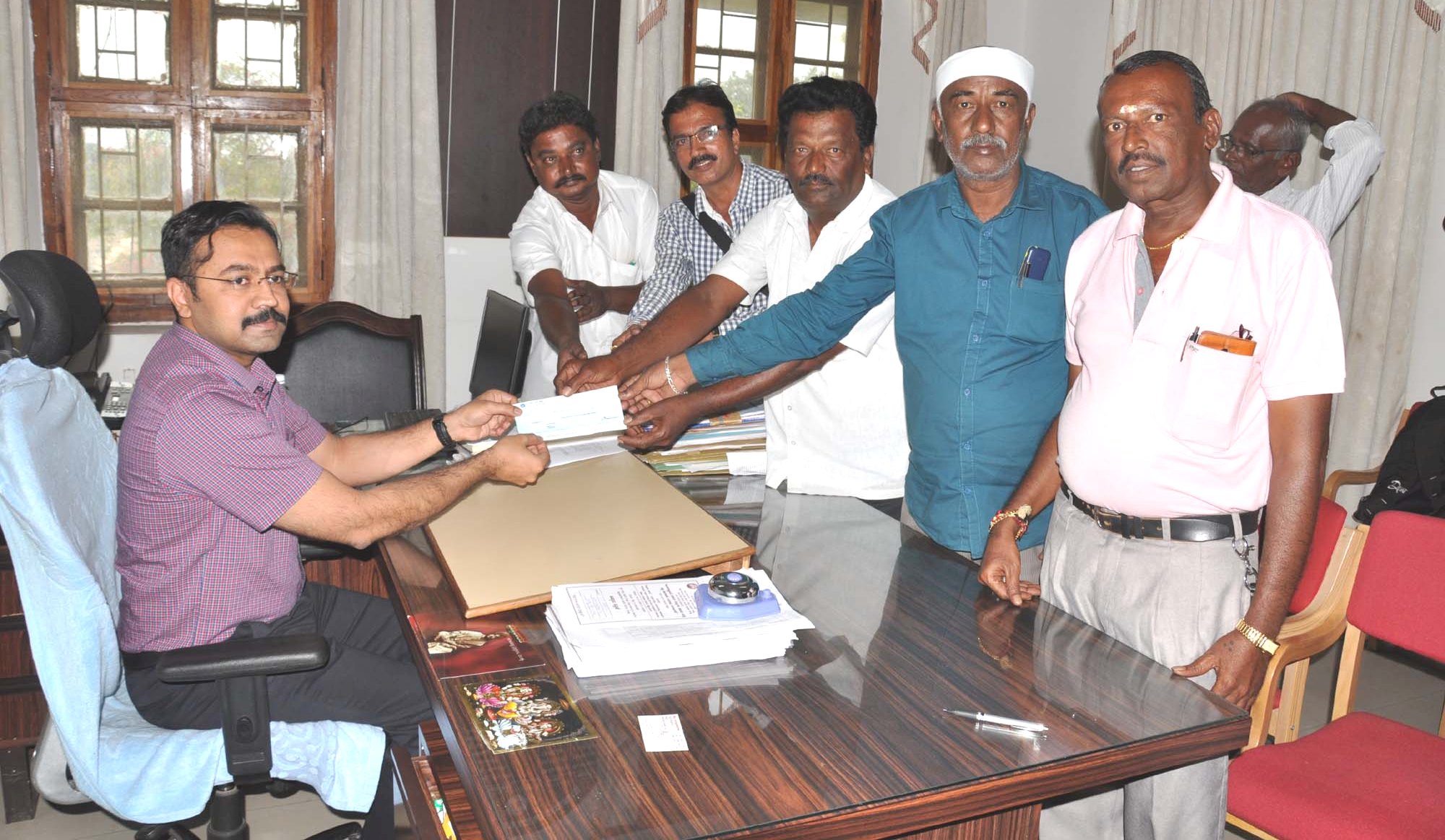 ಮಂಡ್ಯ: ರೈತರ ಸಾಲಮನ್ನಾಗೆ ನೆರವಾಗಲು ಸಿಎಂ ಪರಿಹಾರ ನಿಧಿಗೆ 1 ಲಕ್ಷ ದೇಣಿಗೆ