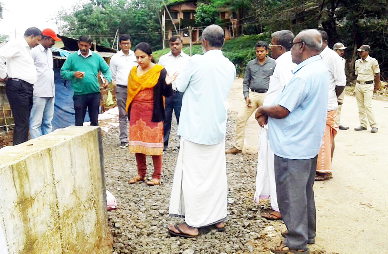 ಮಡಿಕೇರಿ: ಮಾಕುಟ್ಟ ರಸ್ತೆ ಕಾಮಗಾರಿ ಪರಿಶೀಲಿಸಿದ ಜಿಲ್ಲಾಧಿಕಾರಿ; 2 ದಿನದಲ್ಲಿ ಲಘು ವಾಹನ ಸಂಚಾರದ ಭರವಸೆ