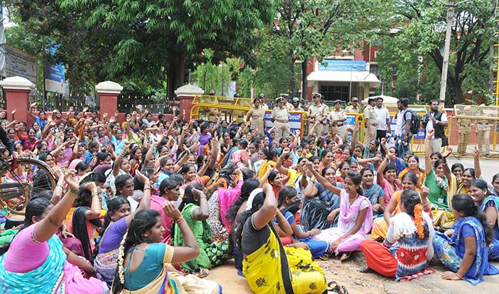 ತುಮಕೂರು: ವೇತನಕ್ಕೆ ಆಗ್ರಹಿಸಿ ಗಾರ್ಮೆಂಟ್ಸ್ ನೌಕರರ ದಿಢೀರ್ ಪ್ರತಿಭಟನೆ