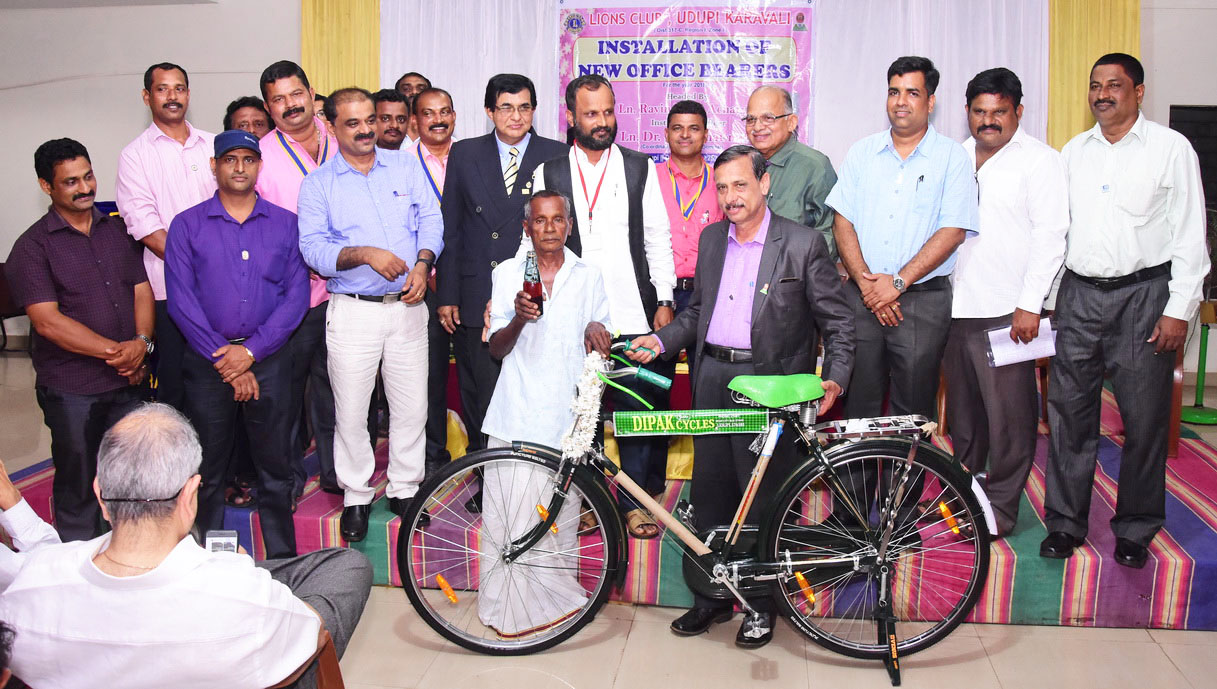 ಬಡ ವ್ಯಾಪಾರಿಗೆ ಸೈಕಲ್, ವಿದ್ಯಾರ್ಥಿಗಳಿಗೆ ಸಹಾಯಧನ ವಿತರಣೆ