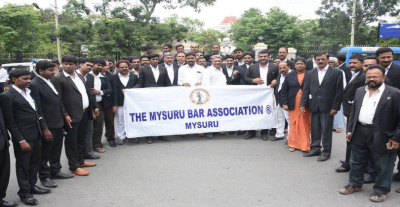 ಮೈಸೂರು: ವಕೀಲರ ಹತ್ಯೆ ಖಂಡಿಸಿ ಪ್ರತಿಭಟನೆ