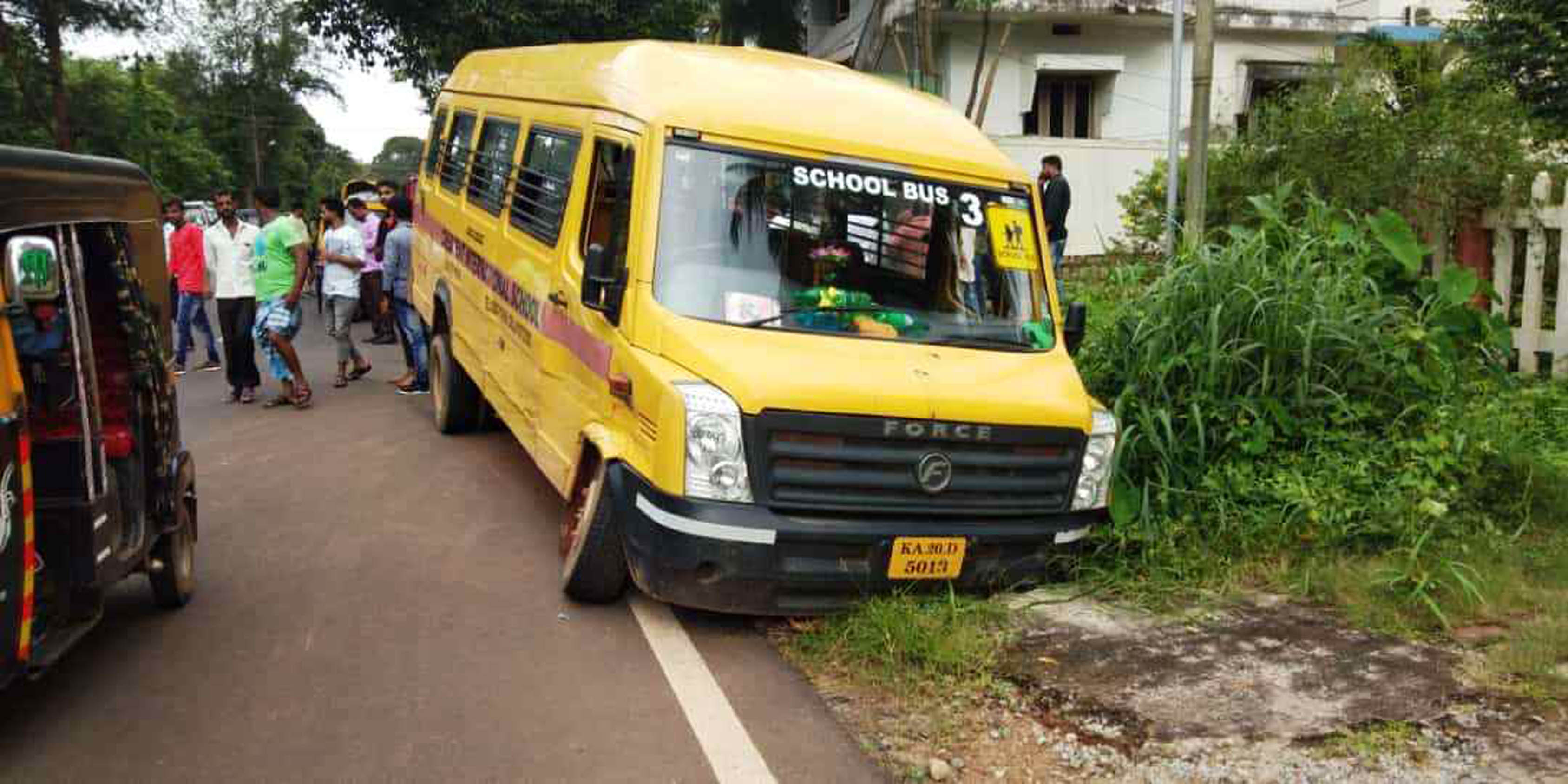 ಕಾಪು: ಶಾಲಾ ವಾಹನಕ್ಕೆ ಟಿಪ್ಪರ್ ಢಿಕ್ಕಿ