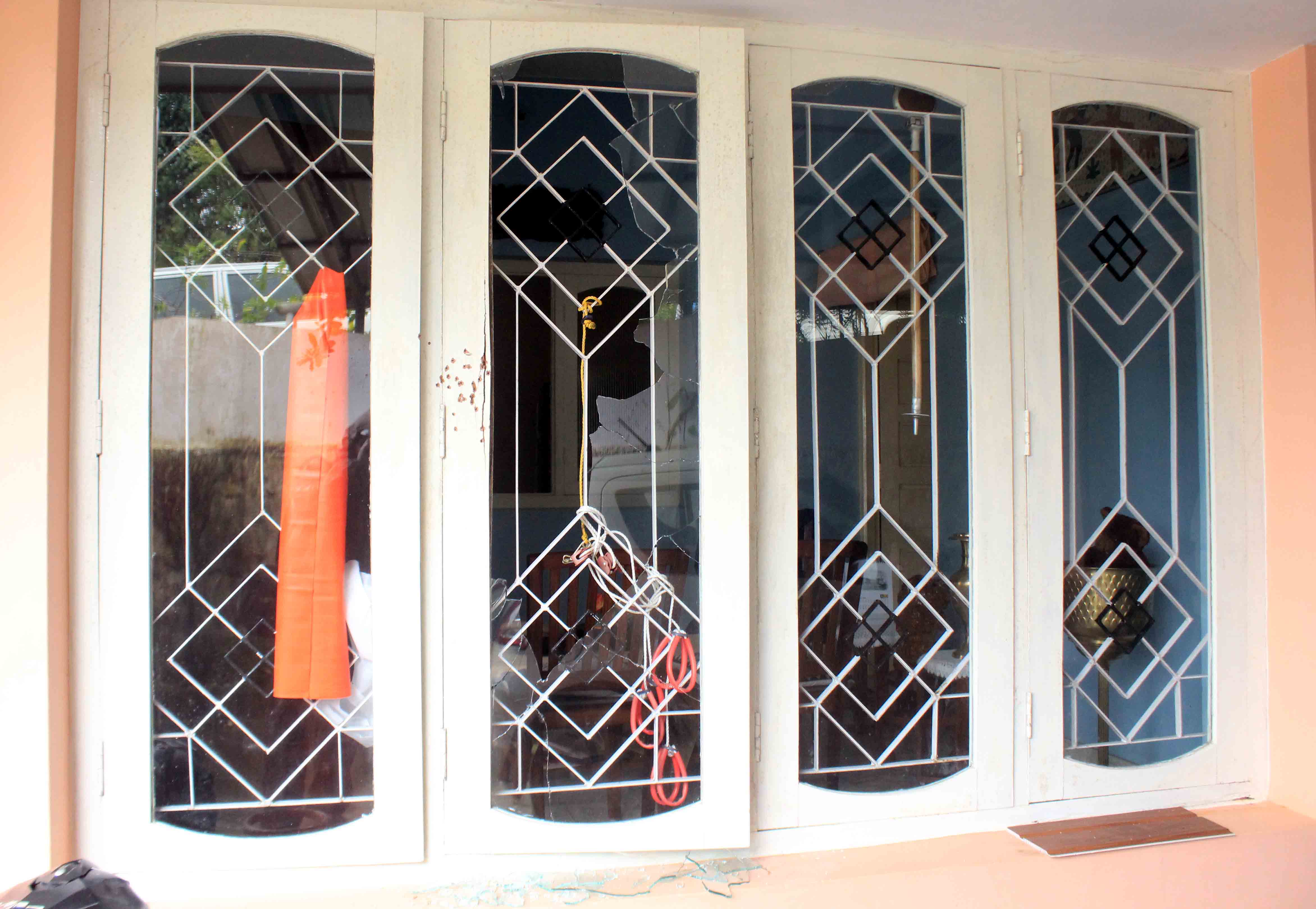 ಮಡಿಕೇರಿ: ಜೀವವಿಮಾ ಉದ್ಯೋಗಿ ಮನೆ ಮೇಲೆ ಗುಂಡಿನ ದಾಳಿ; ಮನೆ ಮಂದಿ ಪ್ರಾಣಾಪಾಯದಿಂದ ಪಾರು