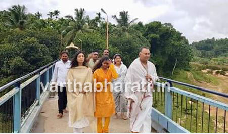 ಶೃಂಗೇರಿ ದೇವಾಲಯಕ್ಕೆ ಕುಟುಂಬಸ್ಥರ ಜೊತೆ ಭೇಟಿ ನೀಡಿದ ನೂತನ ಕೆಪಿಸಿಸಿ ಅಧ್ಯಕ್ಷ ಗುಂಡೂರಾವ್