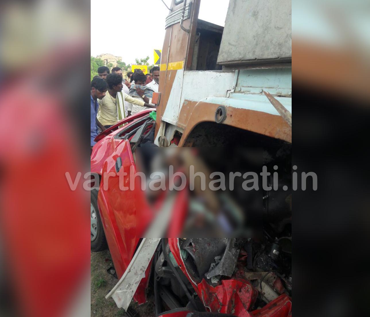 ಲಾರಿ-ಕಾರು ಮುಖಾಮುಖಿ ಢಿಕ್ಕಿ: ಐವರು ಸ್ಥಳದಲ್ಲೇ ಮೃತ್ಯು