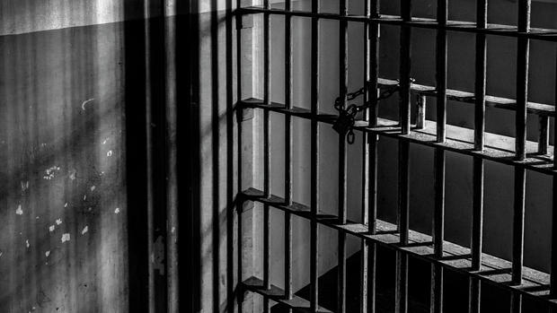 ಕೈದಿಯನ್ನು ಜೈಲಿನಿಂದ ಹೊರಗೆ ಬಿಟ್ಟು ಬೆಂಗಾವಲಿಗೆ ನಿಂತ ಪೊಲೀಸರು !