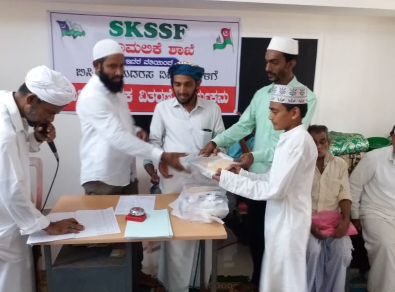 ಎಸ್ಕೆಎಸ್ಸೆಸ್ಸೆಫ್ ದೂಮಲಿಕೆ ಶಾಖೆ: ಮದರಸದ ವಿದ್ಯಾರ್ಥಿಗಳಿಗೆ ಉಚಿತ ಪಠ್ಯ ಪುಸ್ತಕ ವಿತರಣೆ