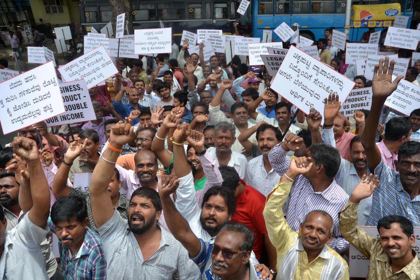 ಬೀದಿಗೆ ಬೀಳಿಸಲಿರುವ ಹೊಸ ಕಾನೂನು: ಚಿಲ್ಲರೆ ವ್ಯಾಪಾರಿಗಳ ಆಕ್ರೋಶ