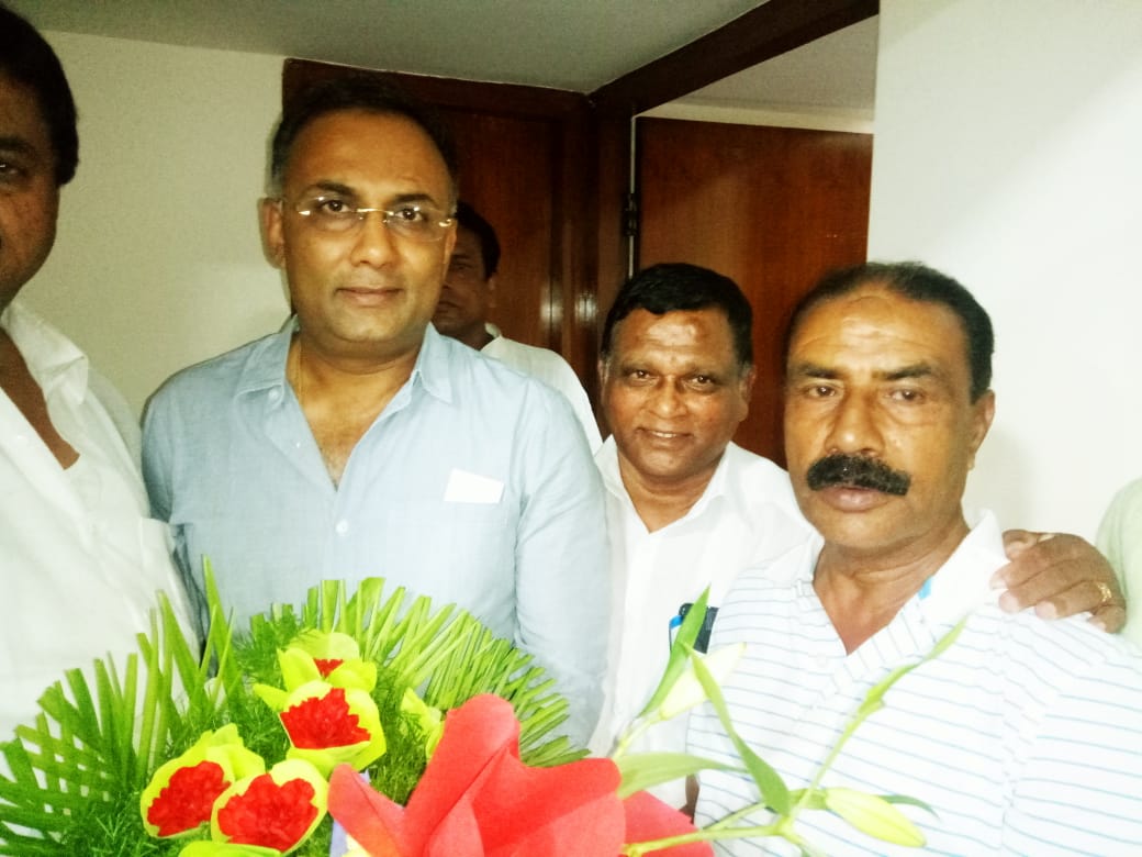 ನೂತನ ಕೆಪಿಸಿಸಿ ಅಧ್ಯಕ್ಷರನ್ನು ಸನ್ಮಾನಿಸಿದ ಮಡಿಕೇರಿ ಕಾಂಗ್ರೆಸ್ ಮುಖಂಡರು