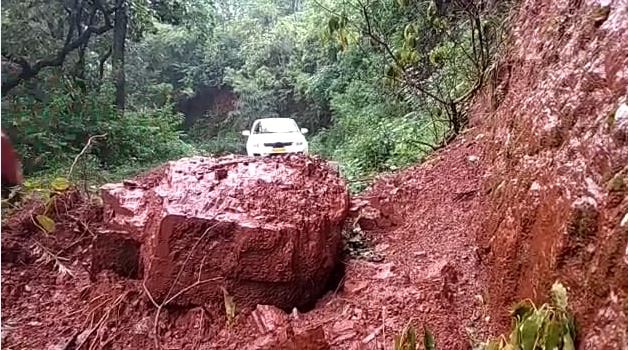 ಭಾರೀ ಮಳೆ: ಮುಳ್ಳಯ್ಯನಗಿರಿ ಸಂಪರ್ಕ ರಸ್ತೆಯ ನಾಲ್ಕು ಕಡೆ ಮಣ್ಣು ಕುಸಿತ