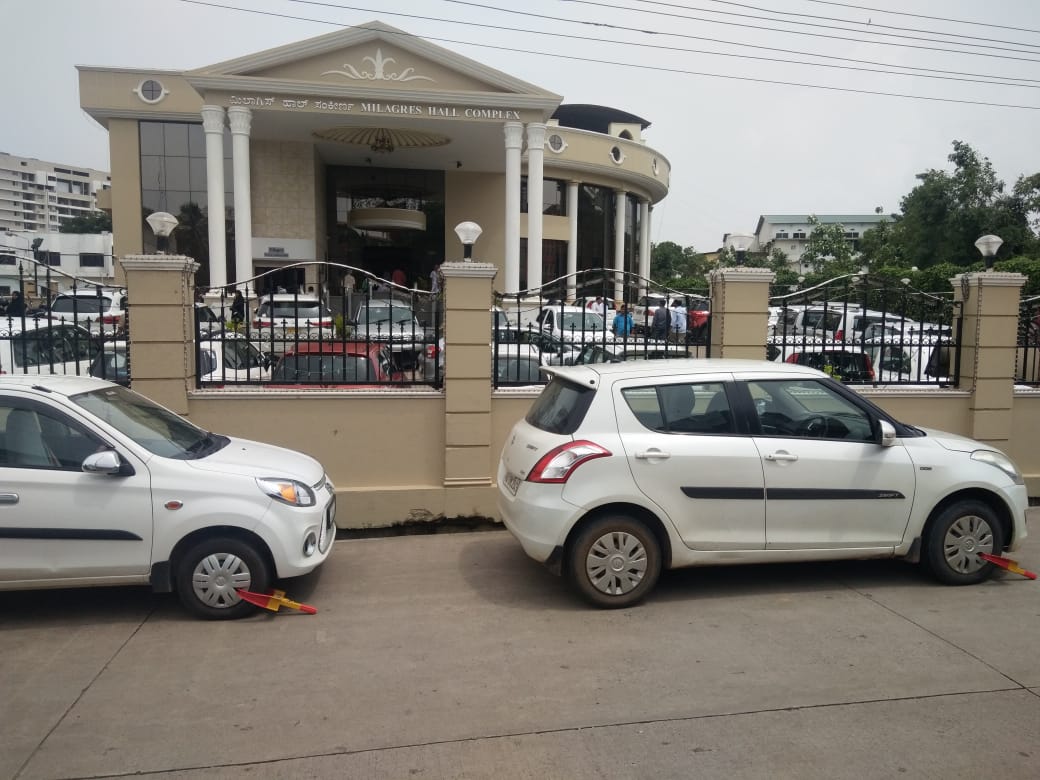ಮದುವೆ ಹಾಲ್ ಬಳಿ ನಿಲ್ಲಿಸುವ ಕಾರುಗಳ ವಿರುದ್ಧ ಕ್ರಮ: ಸಂಚಾರ ಪೊಲೀಸರ ಕಾರ್ಯಾಚರಣೆ
