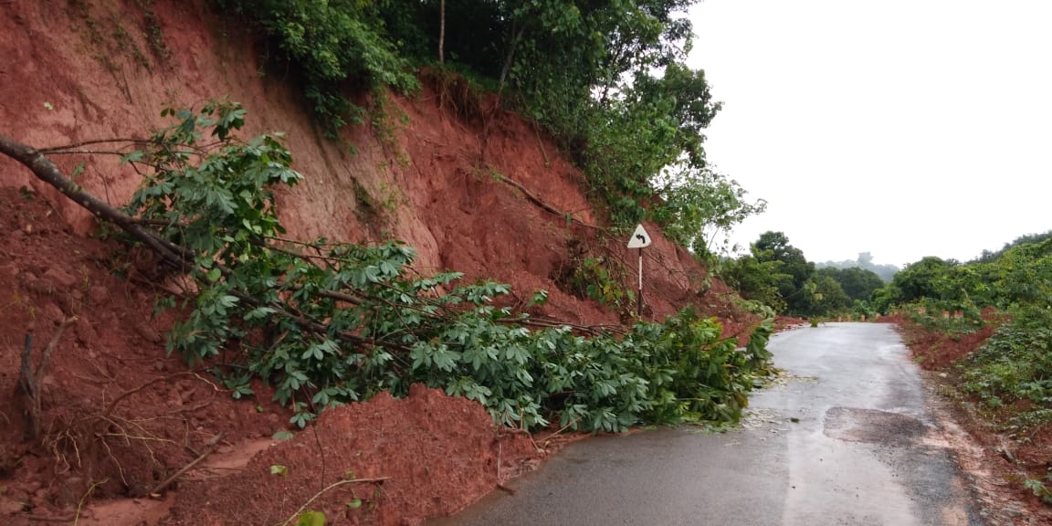 ಬೋಳ್ಯ-ಹೆಗ್ಗಣಗುಳಿ ರಸ್ತೆಗೆ ಬಿದ್ದ ಗುಡ್ಡದ ಮಣ್ಣು: ರಸ್ತೆ, ಸೇತುವೆಗೆ ಹಾನಿ; ಗ್ರಾಮಸ್ಥರ ಆತಂಕ