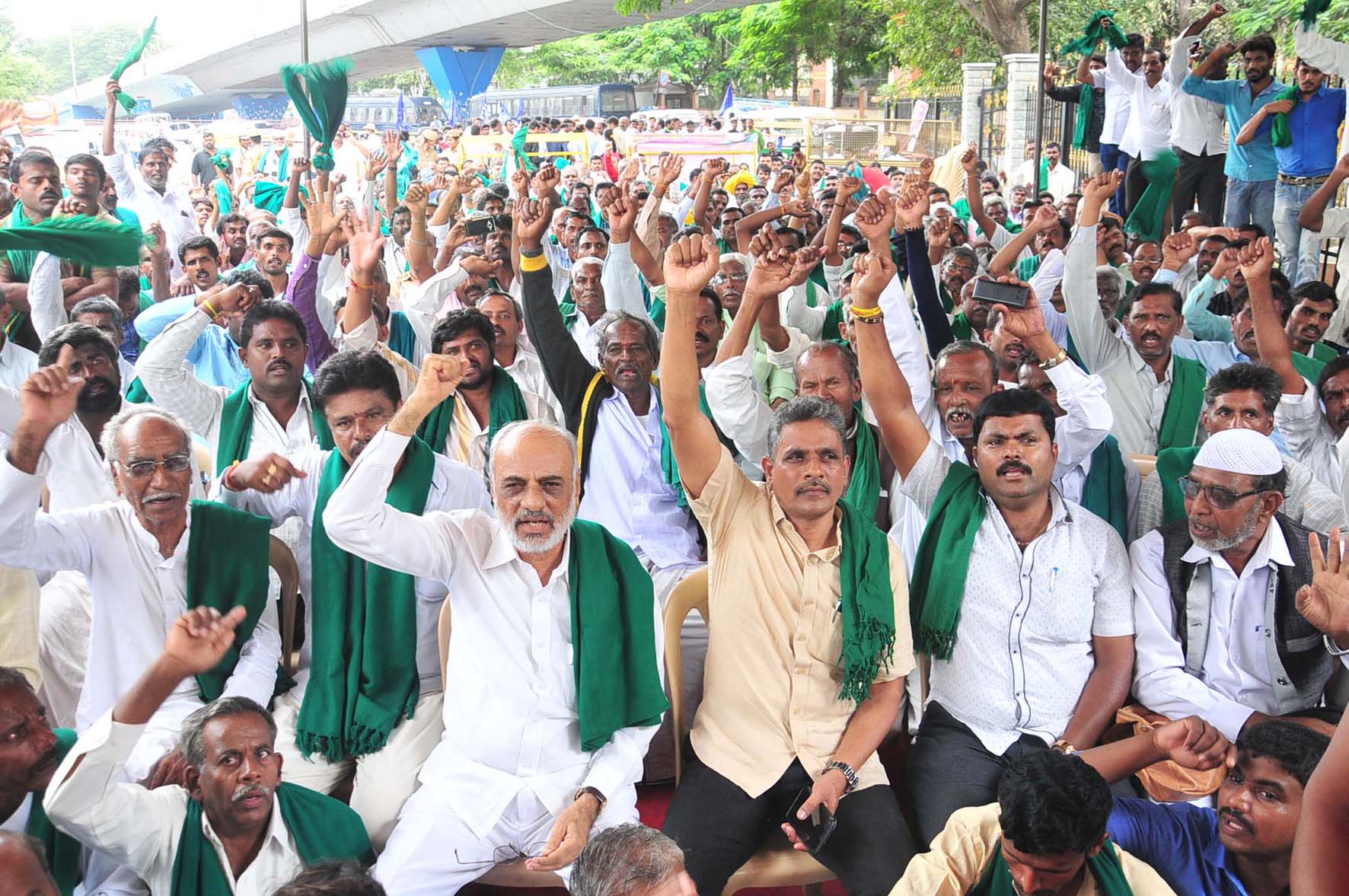 ವಿಧಾನಸೌಧ ಮುತ್ತಿಗೆ: ರೈತ ಮುಖಂಡರು ವಶ