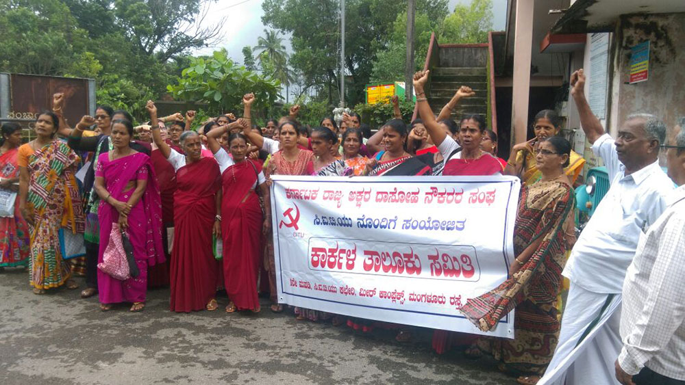 ಅಡುಗೆ ಕೆಲಸಗಾರರ ವಜಾ: ಅಕ್ಷರ ದಾಸೋಹ ನೌಕರರಿಂದ ಧರಣಿ