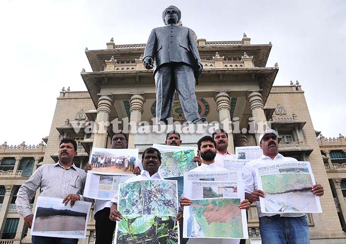 ‘ಮಳೆ ಹಾನಿ’ ಪರಿಹಾರ ಘೋಷಿಸಲು ಒತ್ತಾಯಿಸಿ ಶಾಸಕರ ಧರಣಿ
