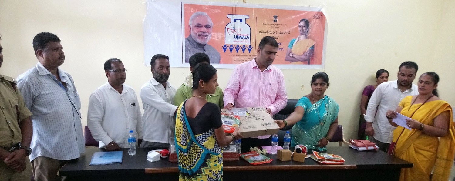 ಭಟ್ಕಳ : ಉಜ್ವಲ ಯೋಜನೆಯಡಿ ಶಾಸಕ ಸುನಿಲ್ ನಾಯ್ಕರಿಂದ ಅಡುಗೆ ಅನಿಲ ವಿತರಣೆ