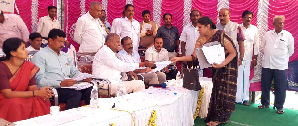 ಸಾರ್ವಜನಿಕರಿಗೆ ತೊಂದರೆ ನೀಡಿದರೆ ಶಿಸ್ತುಕ್ರಮ: ಅಧಿಕಾರಿಗಳಿಗೆ ಡಿ.ಸಿ.ತಮ್ಮಣ್ಣ ಎಚ್ಚರಿಕೆ