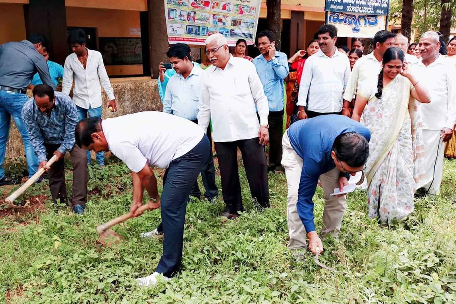 ಶಿವಮೊಗ್ಗ: ಸರ್ಕಾರಿ ಶಾಲೆಯ ಕಸ ಗುಡಿಸಿ ಸ್ವಚ್ಚತಾ ಅಭಿಯಾನಕ್ಕೆ ಚಾಲನೆ ನೀಡಿದ ಶಾಸಕ